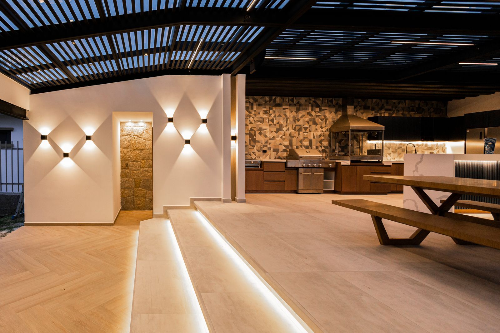 Fully Integrated Outdoor Kitchen — Parkland