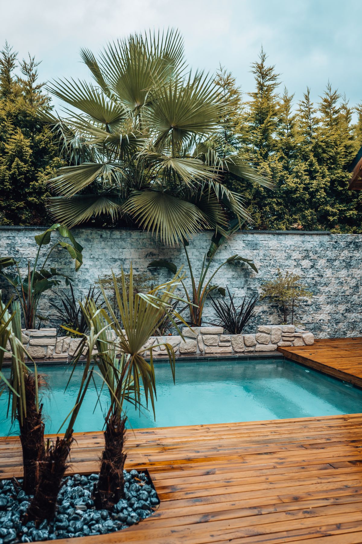 Raised Natural Stone Water Wall — Fort Lauderdale